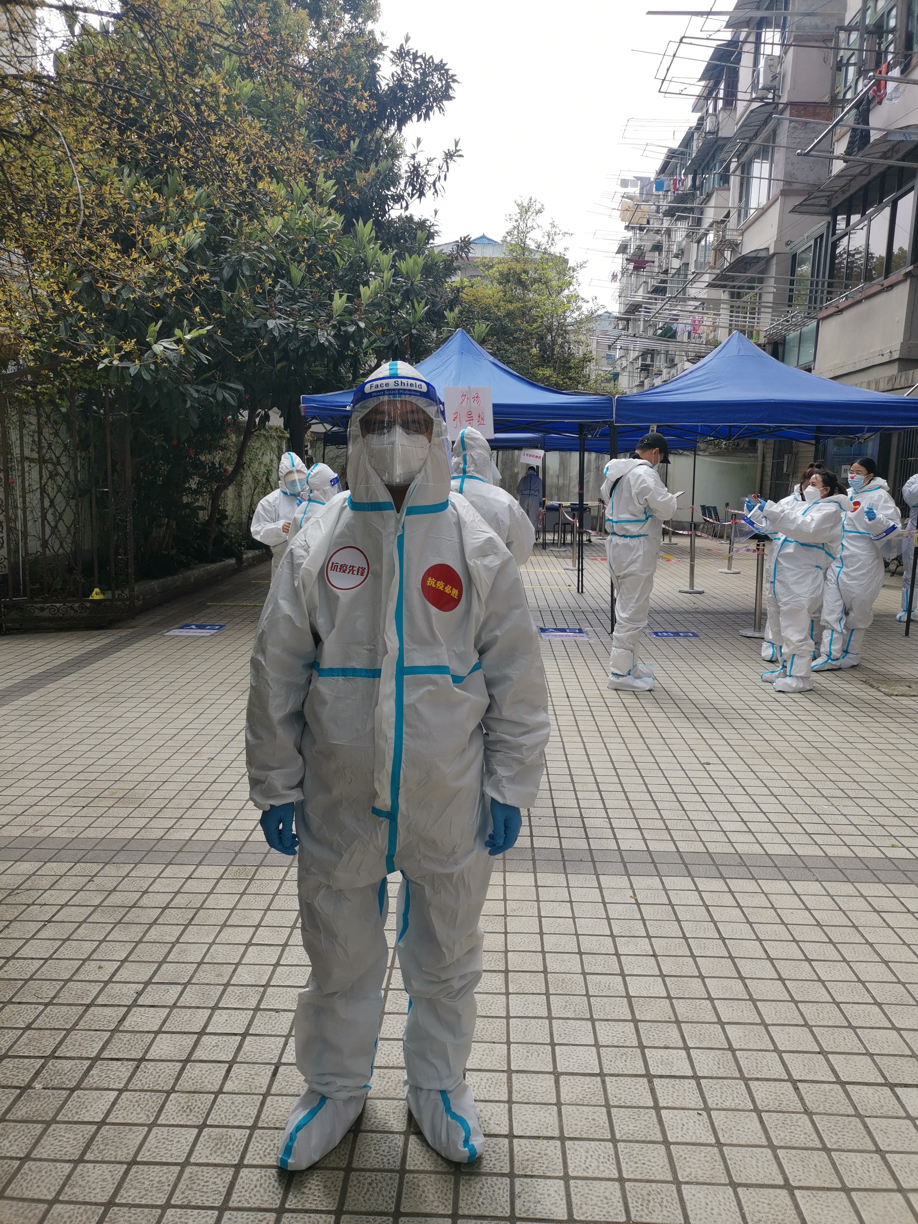 陈小华疏导居民列队做核酸，，维持秩序